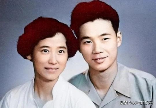 李鹏总理儿媳罕见留影，五官端正长相大气，爷爷功勋卓著比肩元帅