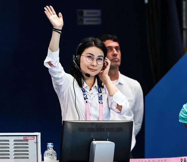 全网恭喜！45岁霍启刚又升职了，级别很高，妻子郭晶晶立了大功