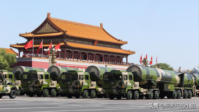 万万没想到，63岁张凯丽因九三阅兵上的一个动作，实现口碑暴增