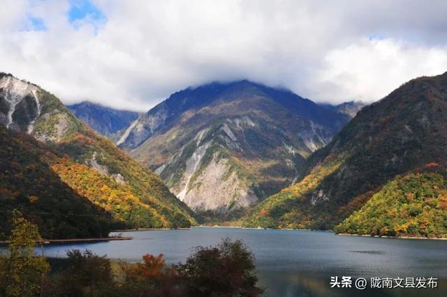 文县双节盛景：天池映月话团圆，白马欢歌越千年