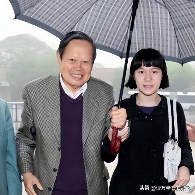 杨振宁走后1个月, 翁帆搬离别墅, 带走34箱东西, 那是她全部的财产