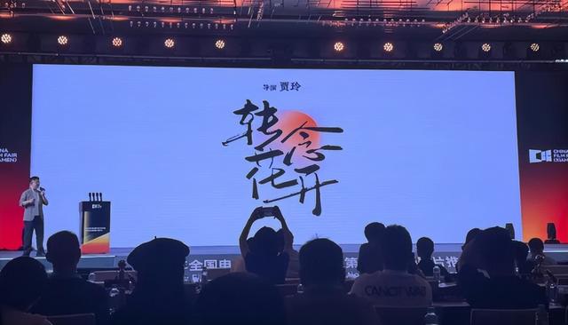 “消失”一年后，43岁的贾玲官宣喜讯，全网恭喜，终于等到这一天