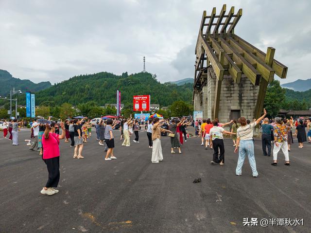 清凉经济热力十足！洪雅瓦屋山镇成避暑“顶流”