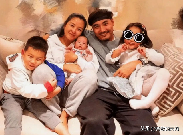 39岁何洁不忍直视，腋下勒出副乳肚子三层肉，4个娃要养操劳疲惫