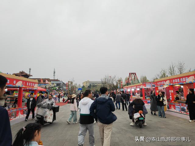 泰安：一个广场里的2个躺椅爆红网络，“抢位大战”让你“躺”赢