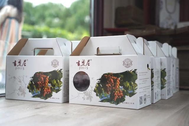 人均小纸箱！车站安检仪扫出一堆小圆球……