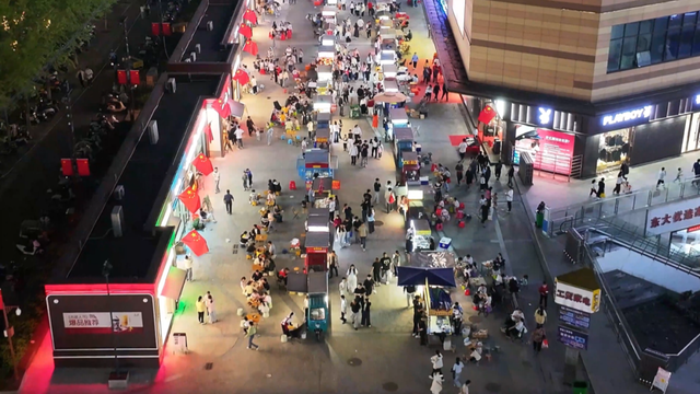 “双节”夜汇东大 文艺+科技激活消费热