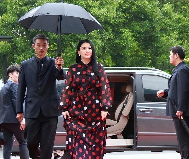 李湘事件升级！家境被扒底朝天	，父母身份曝光，果然不简单