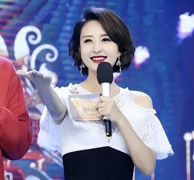 因长相太出众被传私生活混乱，为家庭离开央视的张蕾，如今怎样？
