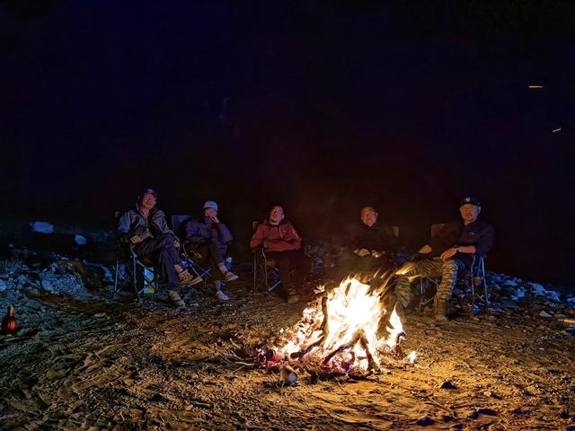 紧急救援 在无人区的沙漠彻夜狂奔