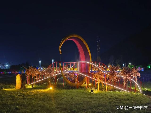 入夜，通化2021年打造的佟佳江旅游度假区灯光亮起，如梦似幻