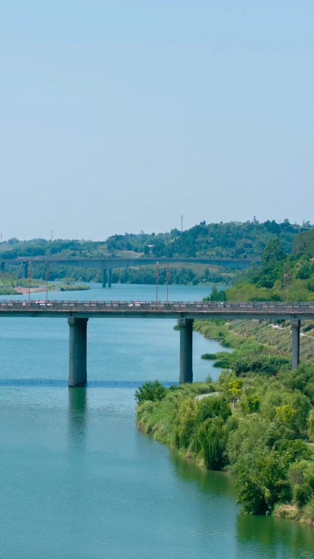 不敢想象周一的午后，走在沱江旁吹风有多舒服~