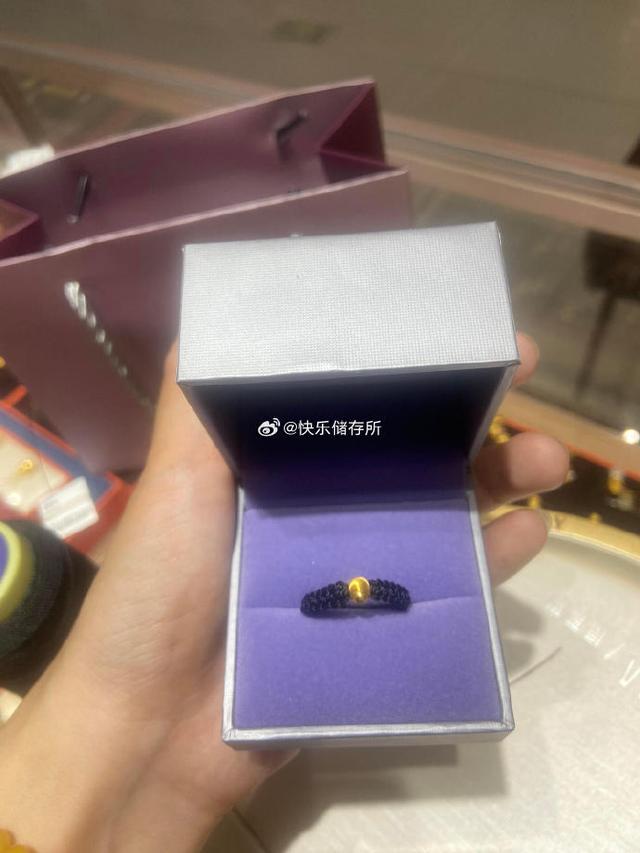 17岁的男孩给妈妈买了300元的小黄金，母亲大吵着要去退