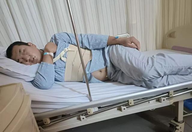 3米高广告牌突然倒塌，佛山男子住院32天索赔16万被拒，涉事商家质疑：伤情不需要住院这么长时间