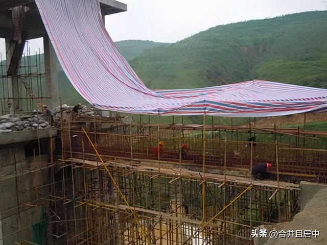 混凝土浇筑施工时突降暴雨怎么办？
