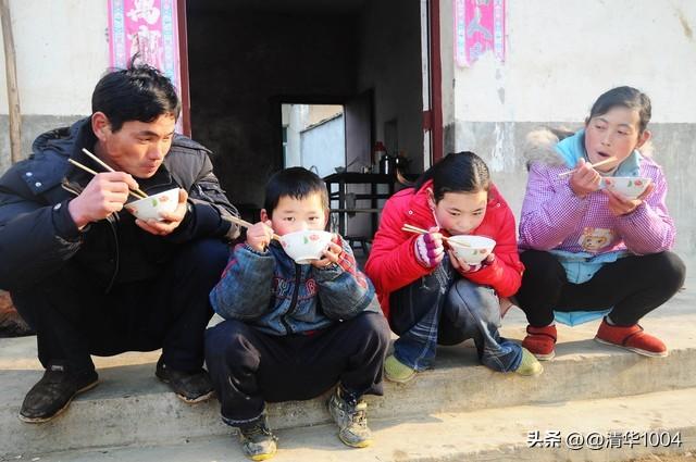 母亲住院大嫂伺候20天，等我回家，大嫂悄悄往我包里放10000元钱