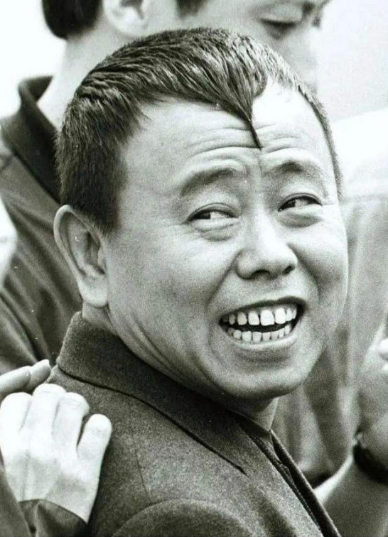 全家移民真相大白2年，享正师级待遇的潘长江，已走上另一条大道