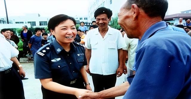 任长霞去世后，丈夫 45 岁与妻子合葬，他们唯一的儿子生活得怎么样