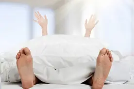 睡觉时突然腿抽筋，就是缺钙吗？错！或与 3 种疾病有关，多加注意图片