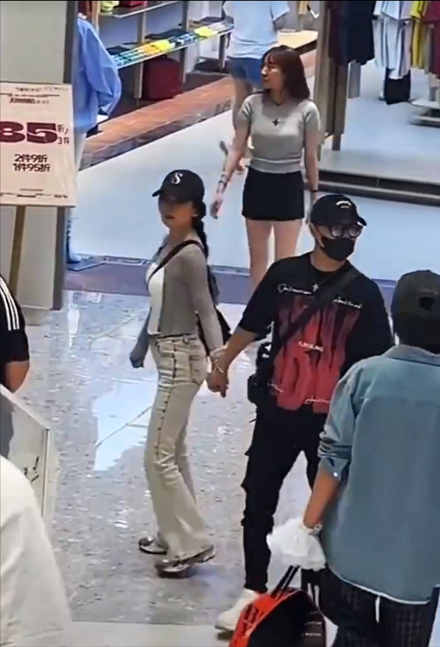 汪峰与森林北日本买药被拍，女方膝盖满是瘀青，身材比例引争议