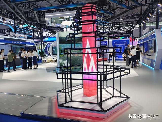 2025数博会｜ AI+机器人+安防系统展现数字经济新成果