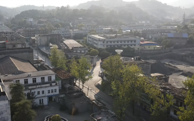 消失的城镇曾称“江南第一煤矿”，有六万人，如今只见杂草如鬼城