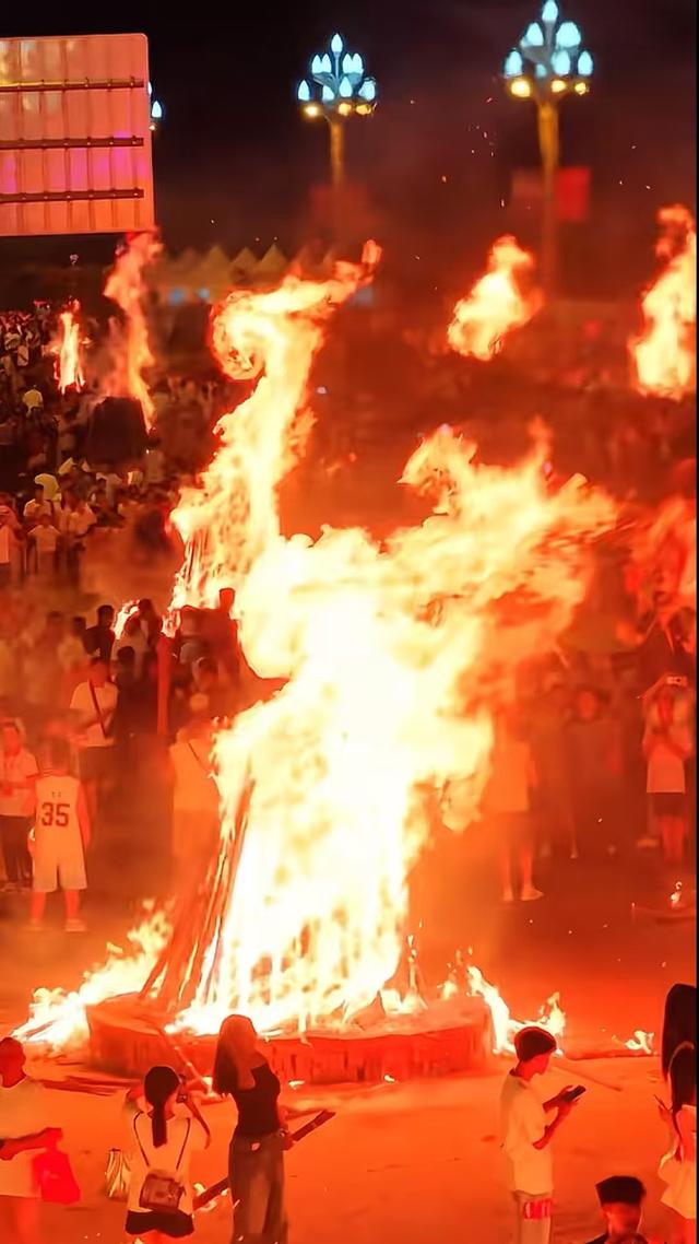 火把节人潮挤爆凉山！免费雨衣难抵怨气，文化盛宴变煎熬？