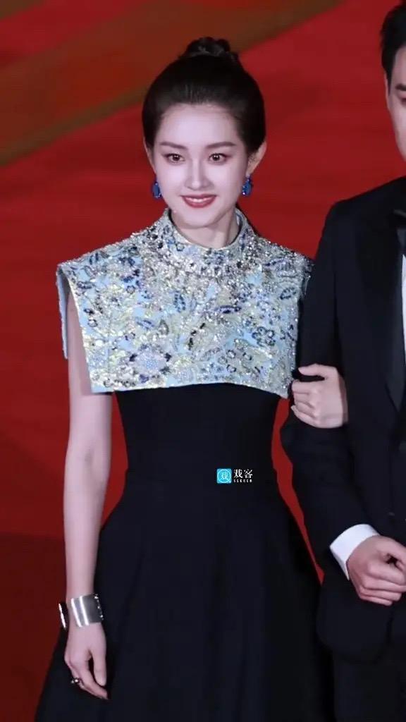 “短剧女王”郭宇欣真实颜值曝光，方脸龅牙大粗腿	，26岁模样成熟