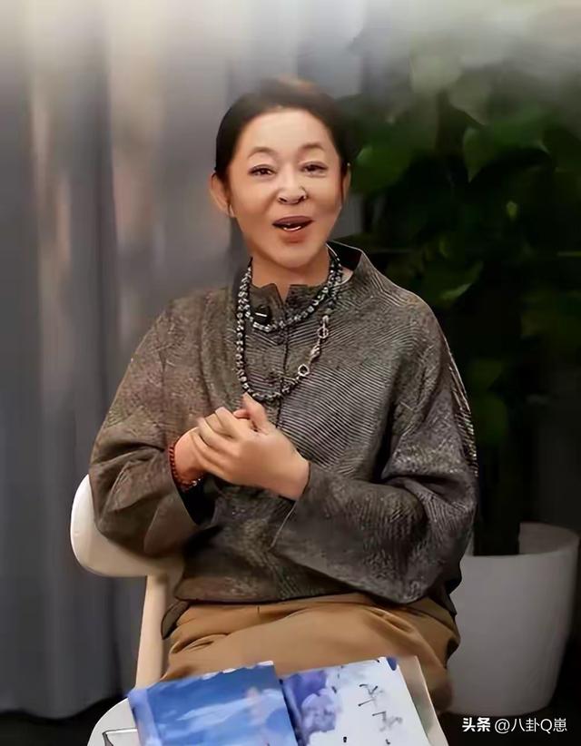 《生万物》庆功宴，江湖地位 人情世故、在杨幂身上体现得淋漓尽致