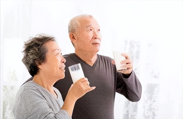 中老年人喝牛奶，早晚喝不对？牢记这2个黄金时间最好