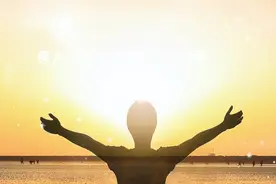 男人对你有感觉的眼神动作图片