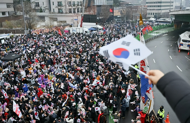 李在明不给尹锡悦留活路	，尹锡悦一听到死刑两个字，尹锡悦脸通红，声音嘶哑	，当庭拍桌