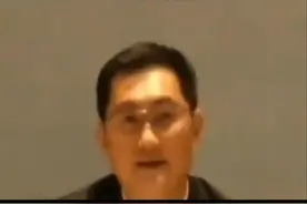 是个狠人！孩子玩游戏充值2万，爸爸狂扇自己耳光，是该打！图片
