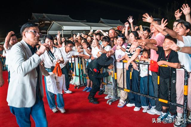 国庆假期首日，浙江象山影视城被挤爆了！游客：低估了夜游的魅力