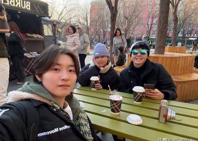 全红婵归队，留着长发，长成大姑娘了	，和陈艺文司雅杰喝下午茶