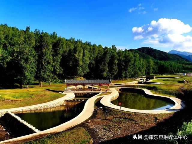 初秋的旅游大通道呈现五彩斑斓的美丽画卷