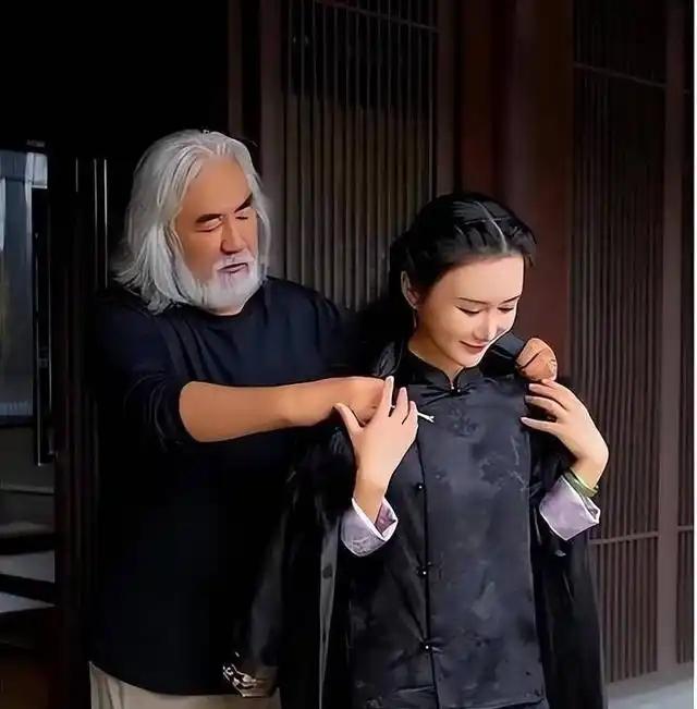 “牡丹花下死，做鬼也风流！”74岁的张纪中完全活成了“笑话”！