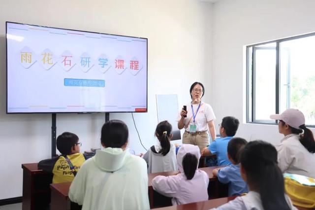 路西社区亲子研学“三重奏”：探浦口火车站、寻雨花石、感悟历史！