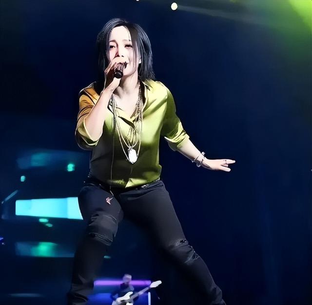 她连上4次春晚，和恩师同居怀孕，被骗流产，57岁依然无人敢娶
