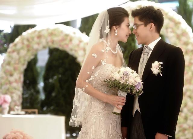 摊牌了！结婚13年，郭晶晶再次迎来喜讯，原来霍震霆当年没说错