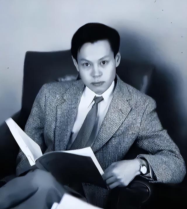 杨振宁去世才2天，令人恶心的一幕出现了，杨振宁助理曾辟谣