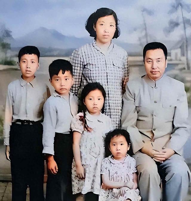 华国锋夫人韩芝俊有多美？1961年全家在长沙留影，30岁她端庄贤惠
