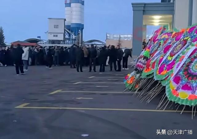 泪目 | 今日送别贺娇龙！现场车辆绵延数公里！母校发文悼念！