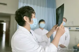 洛阳12岁女孩腹痛8天消化道穿孔，医生提醒：青春期女孩月经期腹痛警惕合并急腹症图片