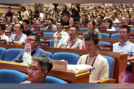 韦东奕现身山东大学图片