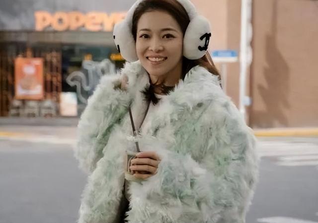 她曾是上海台主持人，如今在仓库打包卖水果，单身带儿子独自生活