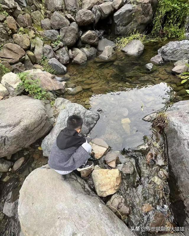 在邹平上回村可以攀爬摩诃峰，但俺没爬，俺买了农家菜打了山泉水