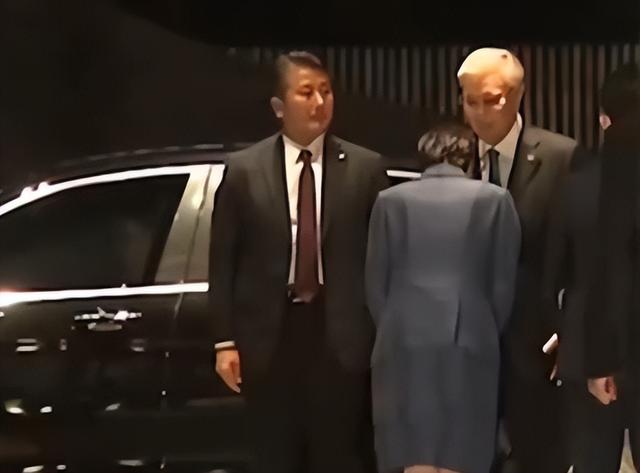 日本天皇亲自出山	，对中国的反击正式开始，高市早苗憋出了一妙计