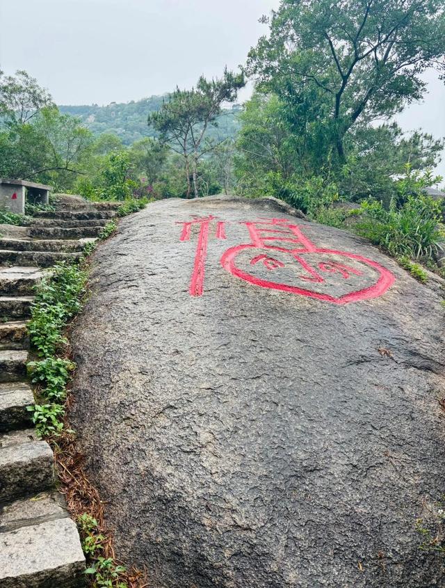 厦门磨鑫山，核心登山步道全长约6.5公里，登顶后可俯瞰鹭岛全景