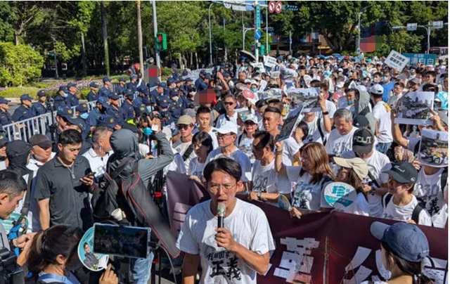 黄国昌率近千人闯赖办，8警员受伤，黄国昌或被逮捕，蒋万安表态